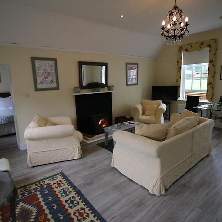 Prince Hill Cottages Worton  エクステリア 写真