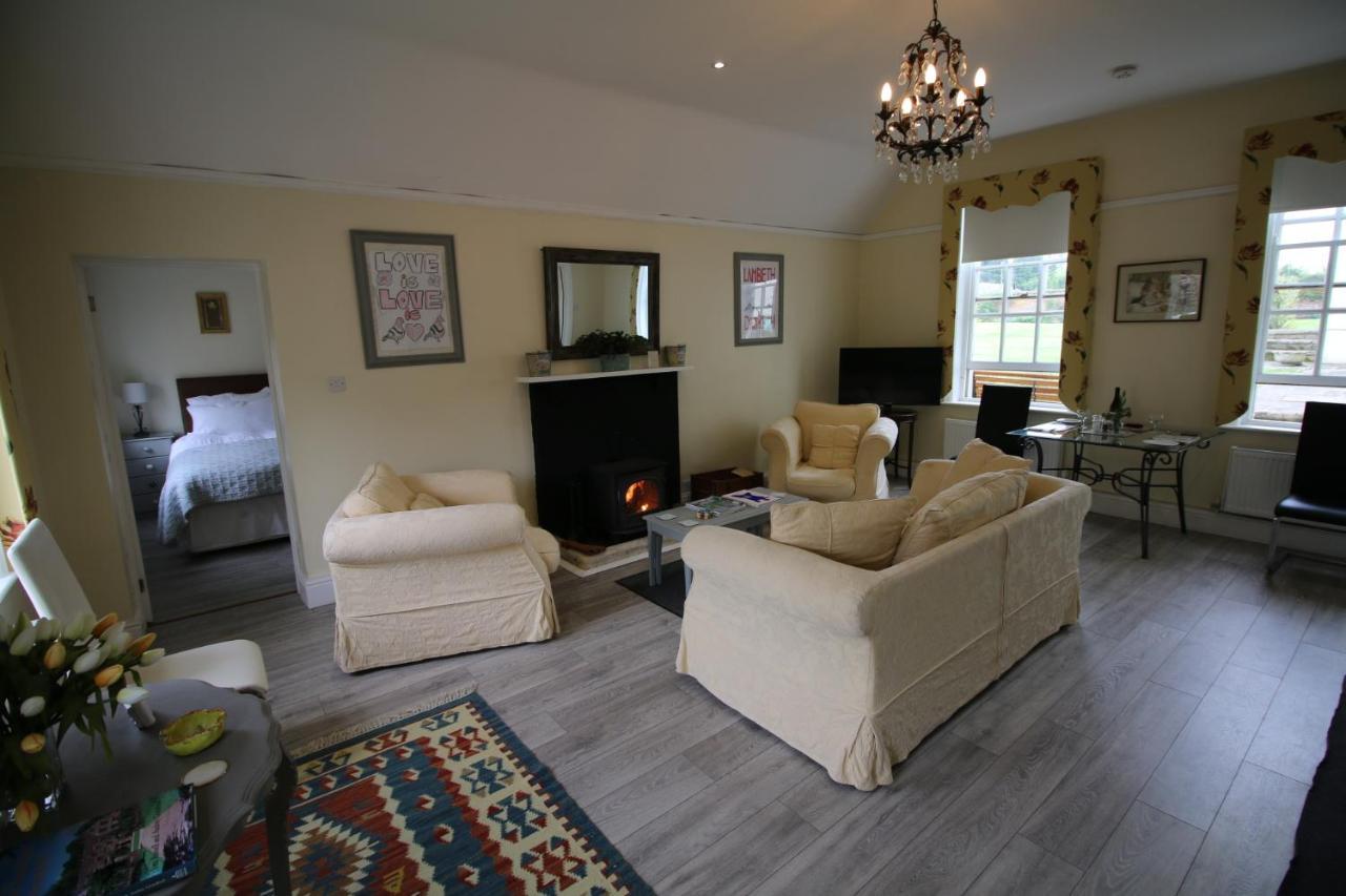 Prince Hill Cottages Worton  エクステリア 写真